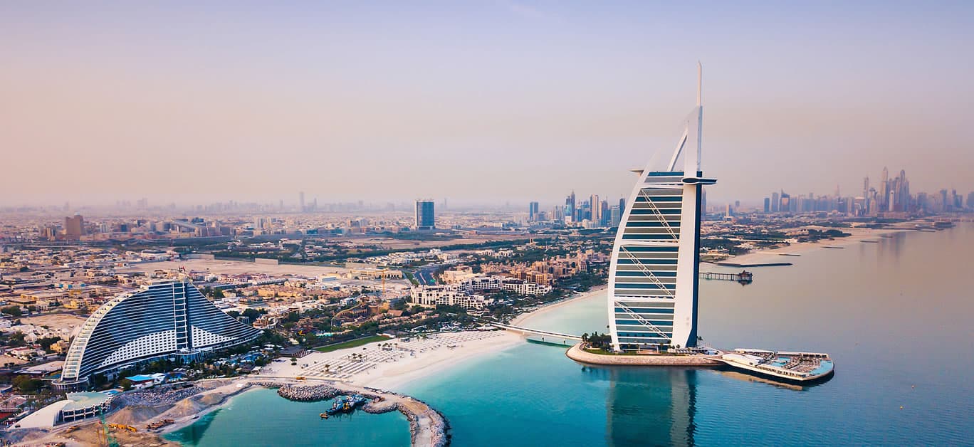 Dubaï au crépuscule doré — tours et boulevards illuminés vus d’en haut
