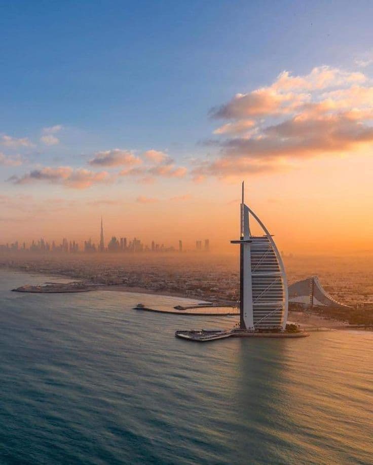 Le Burj Al Arab au coucher du soleil sur le littoral de Dubaï